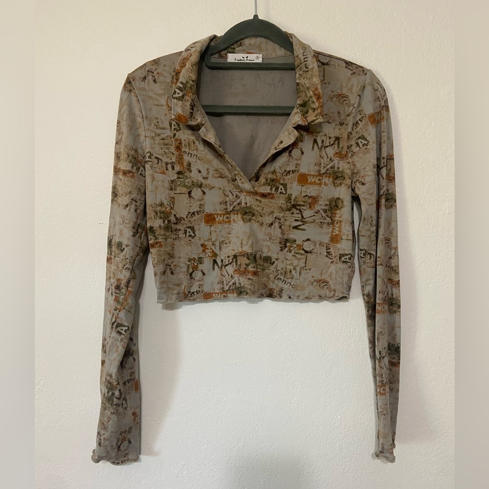 Rebellious Dreamer women's S graffiti print long sleeve crop top with collar EUC